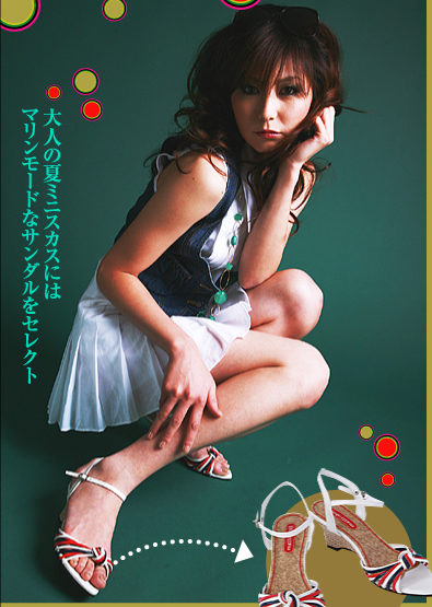 大人の夏ミニスカスにはマリンモードなサンダルをセレクト